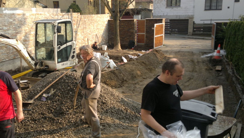 Instalace drenáží a vodičů po ploše