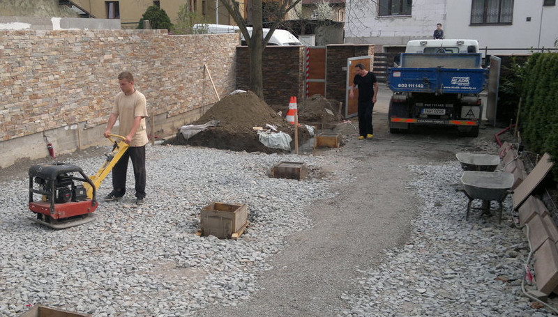 Úprava lože betonové patky pro pergolu